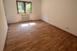 Sofort verfügbar: Helle 3,5-Zimmer-Wohnung mit Terrasse & Balkon  in zentraler Lage!