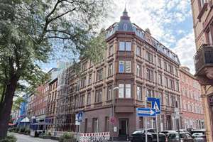 Top ausgestattete 2-ZI-Wohnung im Stilaltbau mit Fahrstuhl in zentraler und verkehrsgünstiger Lage