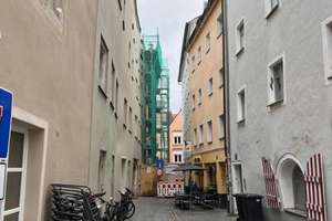VERKAUFT ! Vermietete Denkmal-2-Zi.-Whg. mit Balkon in der Regensburg – Die vollständige Adresse der Immobilie erhältst du vom Anbieter., 93047 Innenstadt, Regensburg – Vorschaubild 3