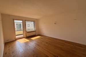 Zum Einzug bereit - attraktive 3-Zi.- Wohnung mit Dachterrasse in beliebter Wohnlage