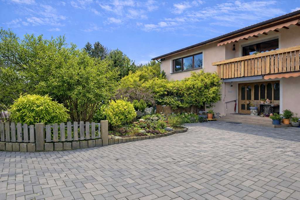 Immobilie in Deggenhausertal - Attraktives Mehrfamilienhaus mit 2 großen Wohnungen, Nebengebäude, XL-Garagen und großem Grundstück - Bild 1