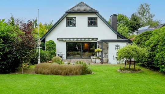 Bild von Individuelles Architektenhaus mit Einliegerwohnung, Kamin und Garten in Hamburg-Volksdorf