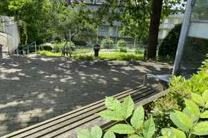 Barrierefreie 2-Zi-Whg. mit Balkon in Residenz. 64 m², Küche mit moderner EBK, Diele & Duschbad. – Hardtstr. xx, 42107 Wuppertal – Vorschaubild 4