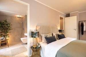 *KURZFRISTIG BEZUGSFERTIG* BARRIEREFREIE 4-ZIMMER-WOHNUNG MIT SÜDWEST-BALKON & 2 BÄDERN – Bauweberstraße 1c, 81476 Forstenried, München – Vorschaubild 3