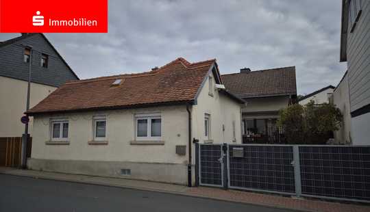 Bild von Zwei Häuser auf einem Grundstück mit Hof und Stellplätzen