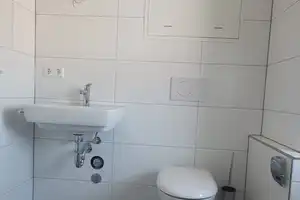 Ansprechende 3-Raum-Dachgeschosswohnung mit Einbauküche, Erstbezug nach Sanierung – Sülmerstr 53, 74072 Heilbronn – Vorschaubild 8