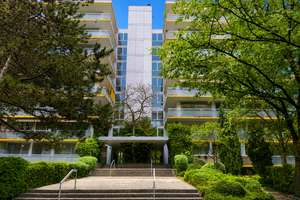 Wohnen über den Baumkronen: vermietete 2-Zimmer-Wohnung mit Loggia und TG-Stellplatz in München-Ne – Die vollständige Adresse der Immobilie erhältst du vom Anbieter., 81735 Neuperlach, München – Vorschaubild 1