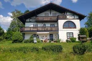 Großzügiges MEHRGENERATIONEN in ruhiger Siedlungslage - 3 Wohneinheiten  – Die vollständige Adresse der Immobilie erhältst du vom Anbieter., 94086 Bad Griesbach im Rottal – Vorschaubild 2