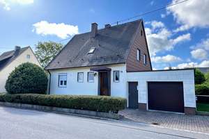 Einfamilienhaus mit gepflegtem Garten und PV‑Anlage in Lützelburg – Die vollständige Adresse der Immobilie erhältst du vom Anbieter., 86456 Gablingen – Vorschaubild 1