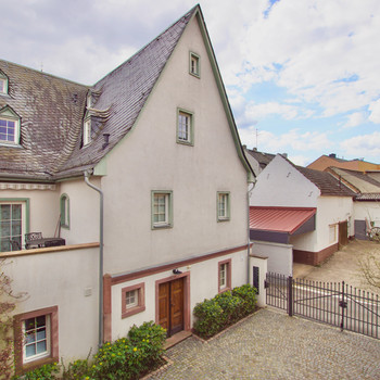 Kapitalanleger gesucht – Ensemble aus zwei historischen, kernsanierten Mehrparteienhäusern!