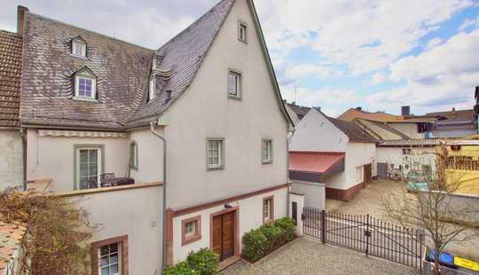 Bild von Kapitalanleger gesucht – Ensemble aus zwei historischen, kernsanierten Mehrparteienhäusern!