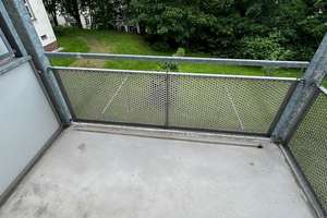 Großzügige 2-Zimmer mit neuem Laminat, EBK, Wannenbad & Balkon in ruhiger Lage! – Zschopauer Platz 5, 9126 Bernsdorf, Chemnitz – Vorschaubild 2