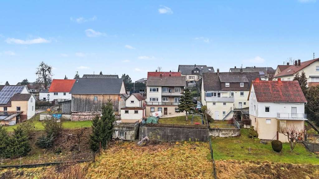 Immobilie in Dürmentingen - 972 m² Grundstück mit Aussicht – Zweifamilienhaus mit Potenzial zum attraktiven Einstiegspreis - Bild 0
