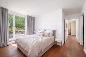 Eleganz und Lichtfülle am Schlosspark: Großzügiges Penthouse mit Kamin und Liftlanding – Die vollständige Adresse der Immobilie erhältst du vom Anbieter., 81247 Obermenzing, München – Vorschaubild 6