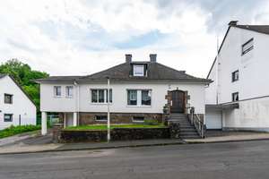 Ungewöhnlich vielseitig: Großzügiges Einfamilienhaus mit Charme, Optionen und Perspektive – Die vollständige Adresse der Immobilie erhältst du vom Anbieter., 42651 Solingen-Mitte, Solingen – Vorschaubild 2