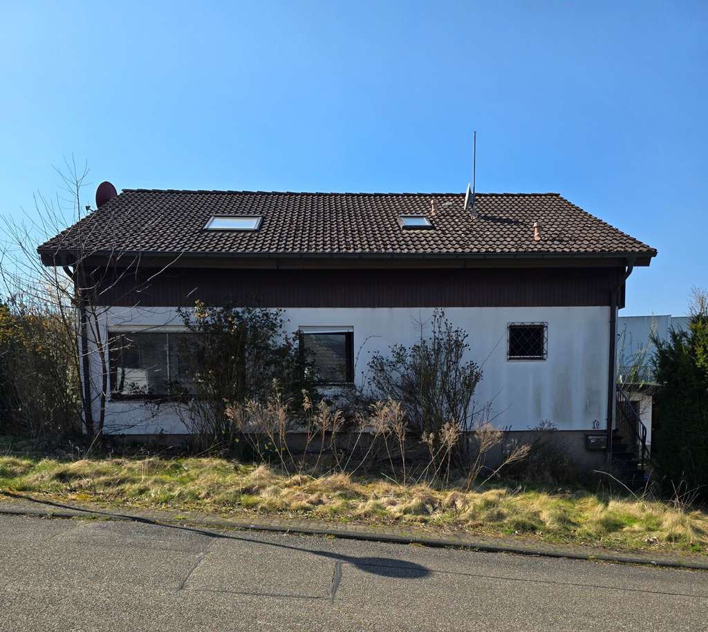 Immobilie in Gondelsheim - Gondelsheim: Freistehendes Einfamilienhaus mit familiärer ELW, Garage, Werkstatt, großer Garten - Bild 0