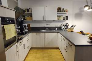 Stilvolle 2-Zimmer-EG-Wohnung mit Einbauküche 3-türigen Schiebetürenschrank, Terrasse und Garten – Kirchplatz 11a, 85051 Süd, Ingolstadt – Vorschaubild 2