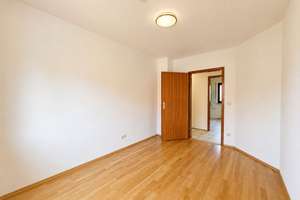 Attraktiv geschnittene 3-Zimmer-Wohnung mit Balkon in München-Obermenzing – Die vollständige Adresse der Immobilie erhältst du vom Anbieter., 81245 Obermenzing, München – Vorschaubild 8