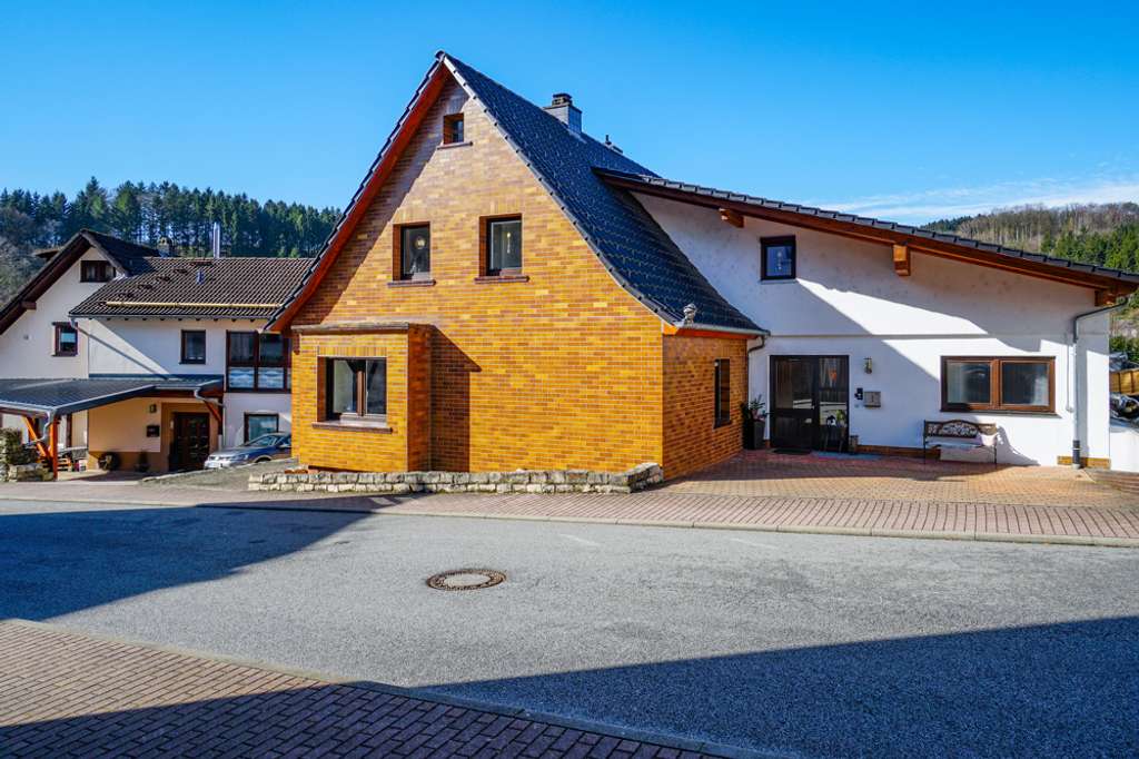 Immobilie in Wald-Michelbach - Zweifamilienhaus mit Einliegerwohnung in zentraler Lage! - Bild 1