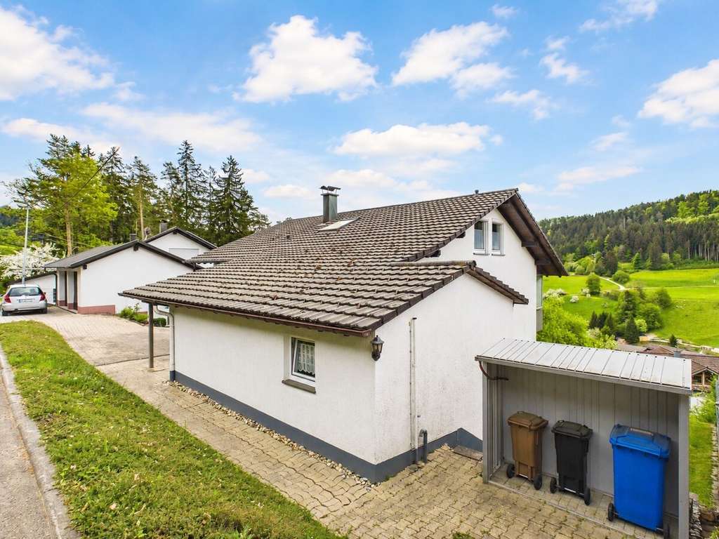 Immobilie in Dornhan - Viel Raum für Ihre Wohnträume – großzügiges Einfamilienhaus mit Weitblick, Gartenidylle und Potenzia - Bild 4