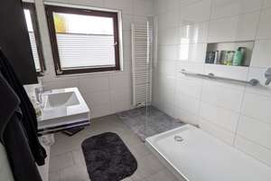 5-6 Zimmer auf einer Ebene: Erdgeschoßwohnung mit Garten, Terrasse, Einbauküche und Garage – Die vollständige Adresse der Immobilie erhältst du vom Anbieter., 76228 Wolfartsweier, Karlsruhe – Vorschaubild 8