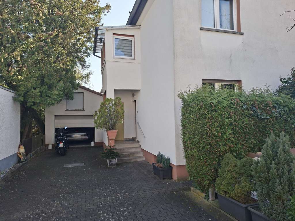 Immobilie in Hofheim am Taunus - Großzügiges 3-Familienhaus mit Garten, Terrassen und Balkonen – vielfältige Nutzungsmöglichkeiten - Bild 2