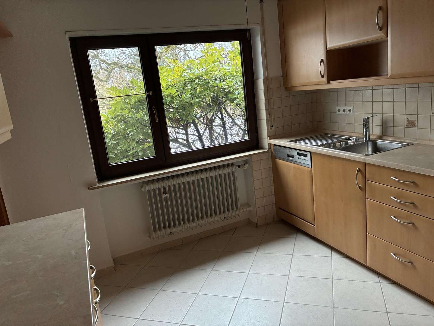 Immobilie in Markt Erlbach - Einfamilienhaus mit Balkon, Keller, 2 Garagen, 3 Carports und Hobbyraum (346 m² Wohn- u. Nutzfläche) - Bild 10