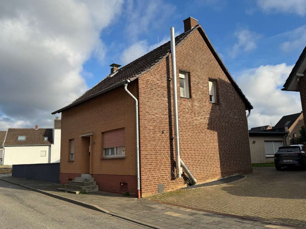 Immobilie in Grevenbroich - Gut aufgeteiltes Einfamilienhaus m. Stellplatz u. großem Garten - Bild 1