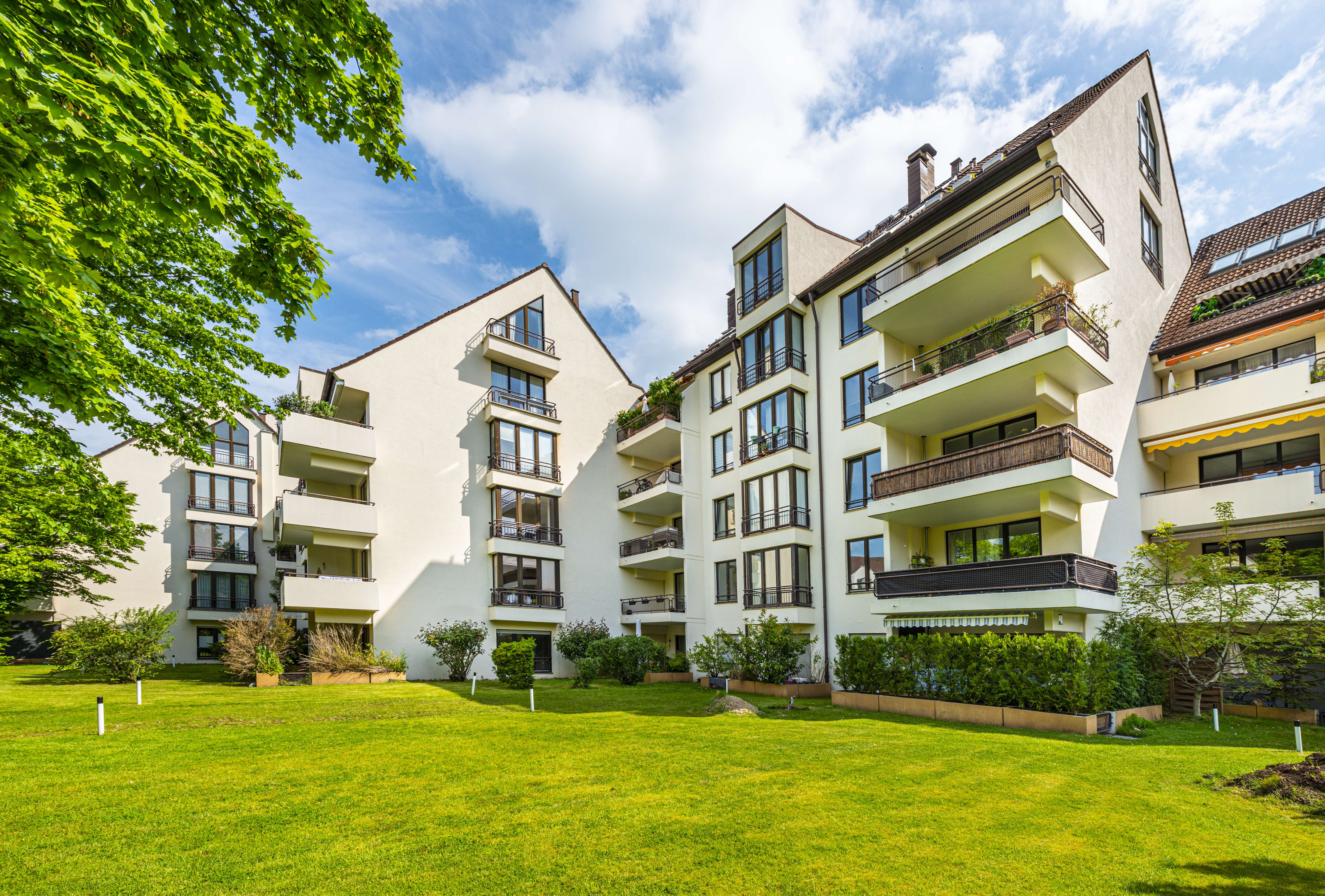 Großzügige Dachgeschoss-Maisonette-Galerie-Wohnung mit 4 Zimmer / 2 Balkone / renovierungsbedürftig, Düsseldorf – Bild 2