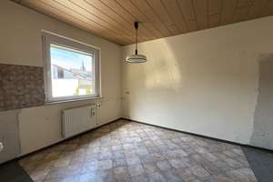 Charmantes Einfamilienhaus mit 2 Garagen, Nebengebäuden, schönem Hof und Garten – Die vollständige Adresse der Immobilie erhältst du vom Anbieter., 76707 Hambrücken – Vorschaubild 8