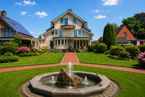 Exklusive Familienvilla mit parkähnlichem Garten und Einliegerwohnung