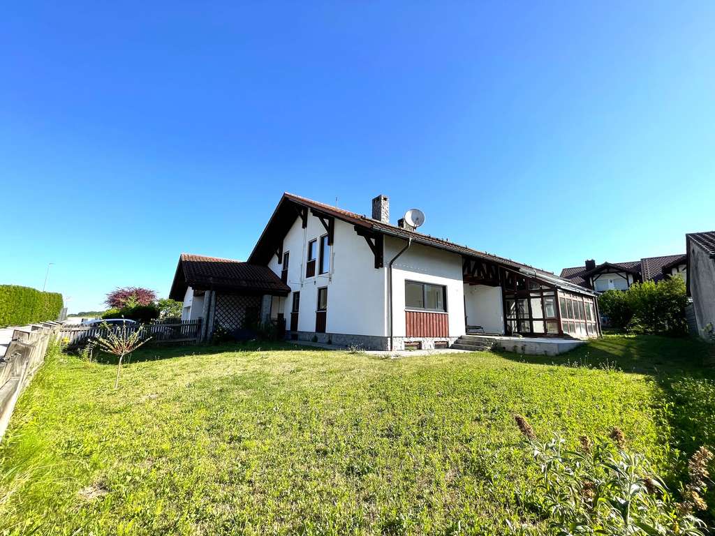 Immobilie in Winzer - Modernisiertes Einfamilienhaus mit Wintergarten und Einliegerwohnung – 270 m² Wohnfläche - Bild 0