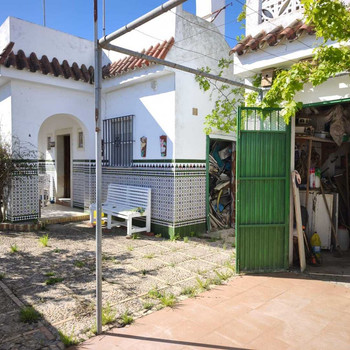 Haus zum Verkauf nur 500 Meter vom Strand entfernt. Renovierungsmöglichkeit.