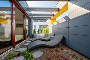 Architektur seiner Zeit voraus – Modernes Reihenendhaus mit Dachatrium am Riedberg (Altkönigblick)