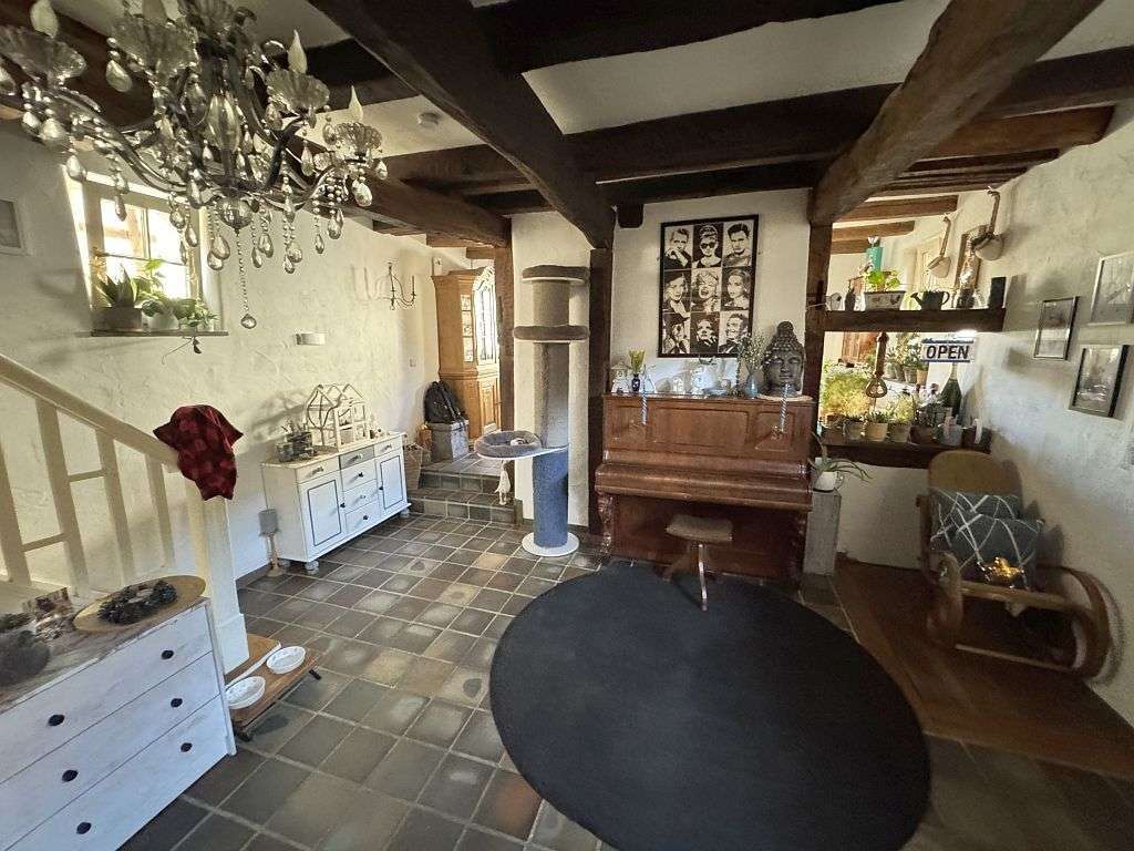 Immobilie in Wachtberg - zwei gepflegte Altbauwohnungen in bevorzugter Lage mit Flair und zwei Garagen - Bild 3