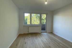Modernisiert - 3 Zimmer mit Balkon, Einbauküche und Duschbad – Hochstraße 15B, 13357 Berlin – Vorschaubild 1