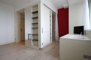 Olympia Tower: Exklusives vollmöbliertes Apartment mit Concierge und weitem Blick