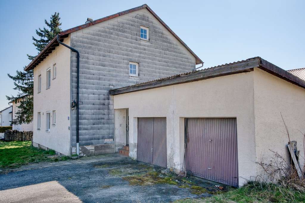 Immobilie in Egglkofen - Einfamilienhaus mit Entwicklungspotenzial in Egglkofen – Raum für neue Perspektiven - Bild 1