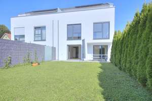 LICHTDURCHFLUTETE MODERNE DOPPELHAUSHÄLFTE MIT 5,5 ZI., SONNENTERRASSE UND CARPORT (KFW 55) – Die vollständige Adresse der Immobilie erhältst du vom Anbieter., 74232 Abstatt – Vorschaubild 1