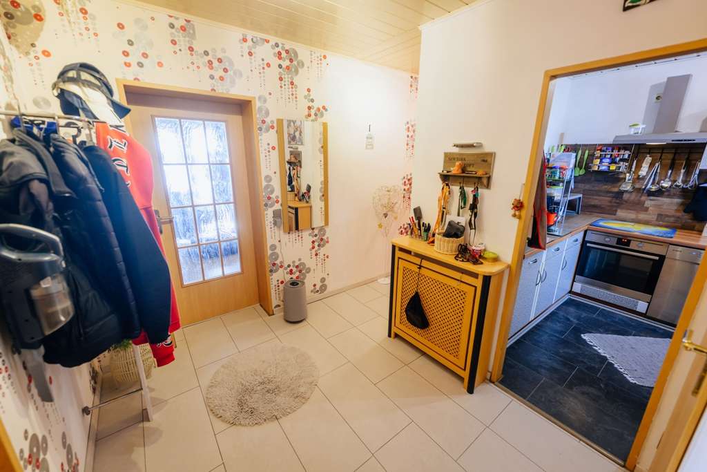 Immobilie in Bielefeld - Stufenlos in die 8. Etage! 4-Zimmer-Eigentumswohnung mit Loggia - Bild 2