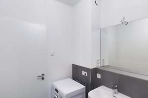 Schön geschnitten 2 Zimmer Wohnung mit Balkon & EBK in Berlin Mitte – Hedwig-Porschütz-Straße 28, 10557 Moabit, Berlin – Vorschaubild 2