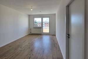*Großzügiges Wohnglück*  6 Raumwohnung + Einbauküche + 2 Bäder + 2 Balkone!