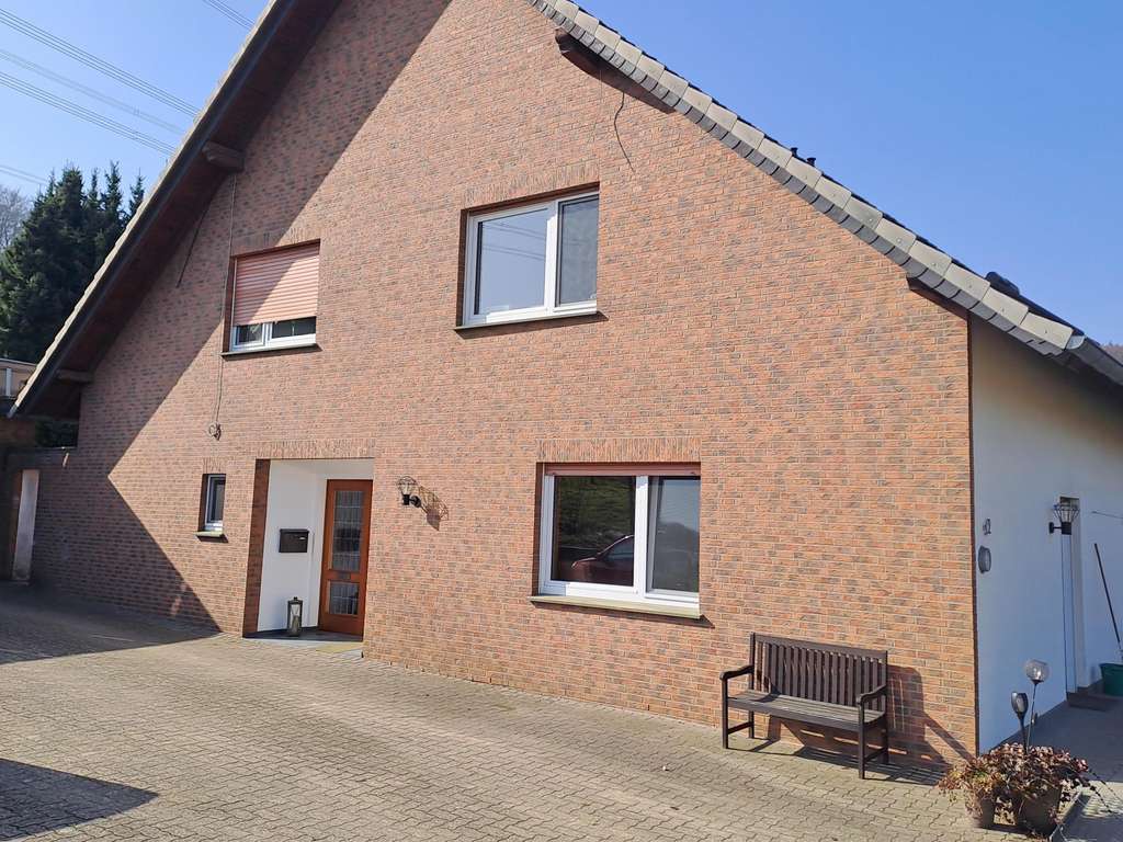 Immobilie in Hille - Großzügiges Anwesen mit Nebengebäuden - Bild 1