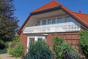 Wohnen mit Komfort: Großzügiges Einfamilienhaus mit Doppelgarage und  idyllischem Garten 