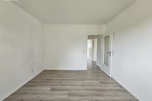 Tolle, frisch renovierte 3-Zimmer Wohnung mit Balkon! Ansehen! – Krefelder Str. 183, 47226 Bergheim, Duisburg – Vorschaubild 2