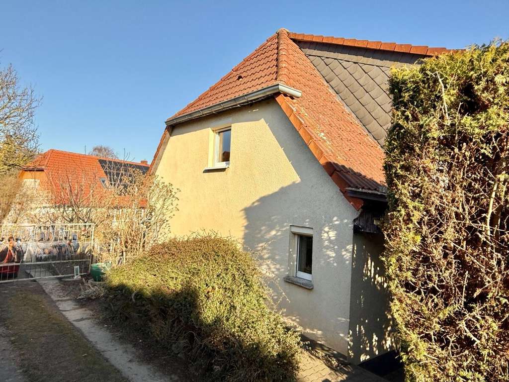 Immobilie in Datzetal - HORN IMMOBILIEN++ 15 km bis Neubrandenburg, schöne Doppelhaushälfte mit großen Grundstück & 2 Garage - Bild 1