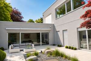 Exklusives Architektenhaus im Bauhausstil mit Blick auf den Schlachtensee