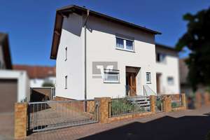 Ideal für Familien: Doppelhaushälfte in ruhiger Straße mit sicherem Platz zum Spielen!