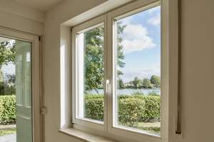 Herrlich ruhig mit direktem Wasserblick und Garten