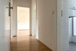 Ruhig wohnen: Renovierte 3-Zimmer-Wohnung mit Blick ins Grüne | Stellplatz